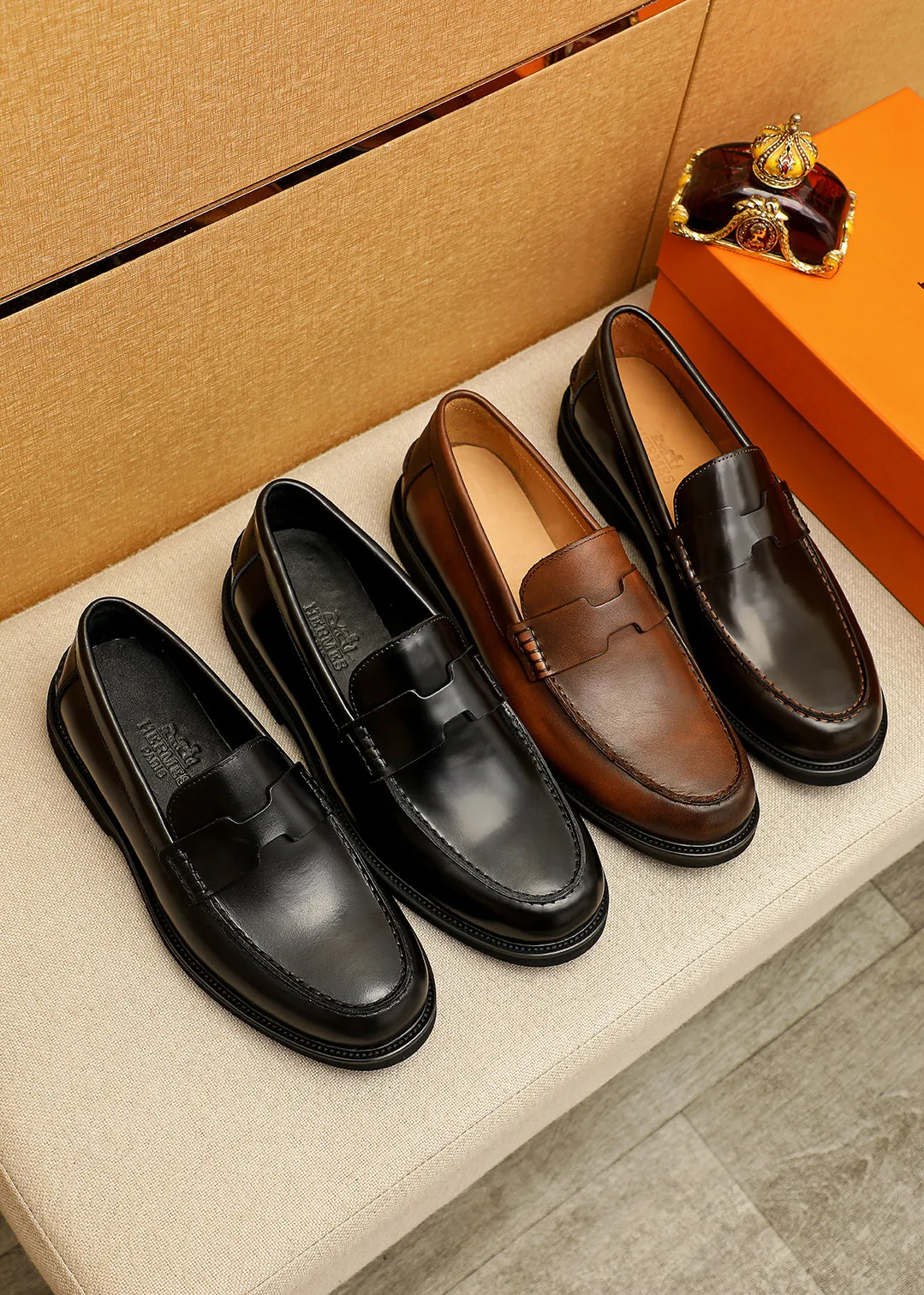 Men's shoes 💰460 💐 Product trademark: HERMES "Hermès" casual leather shoes Regular size: 38-44 (45.46🉑️customized) Product materials: Selected imported first-layer open-edge beaded cowhide leather upper + luxury hardware buckle, imported water-dyed 🐂 cowhide lining. Strong three-dimensional visual effect, foam outsole Color: 4⃣️colors available